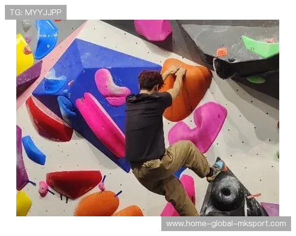 攀岩少年路边爬墙被路人以为小偷 攀岩少年路边爬墙被路人以为小偷