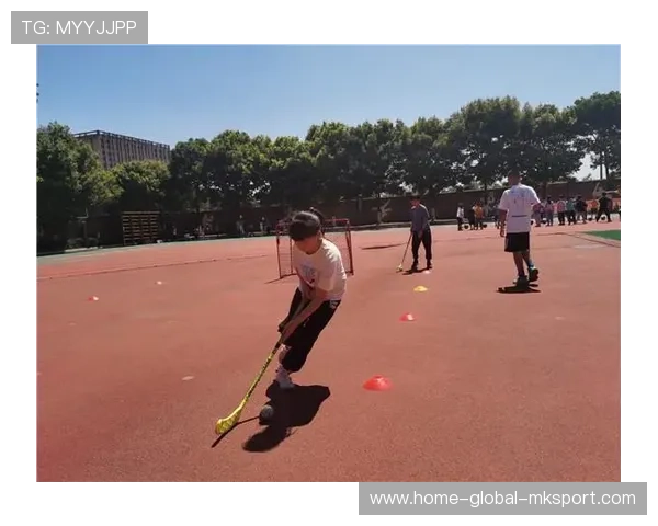 网球少年打出神奇旋转球，引爆赛场新奇迹
