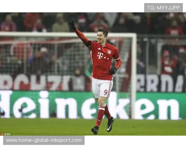 莱万连续变向之后顺脚推射，拜仁攻势不断升级